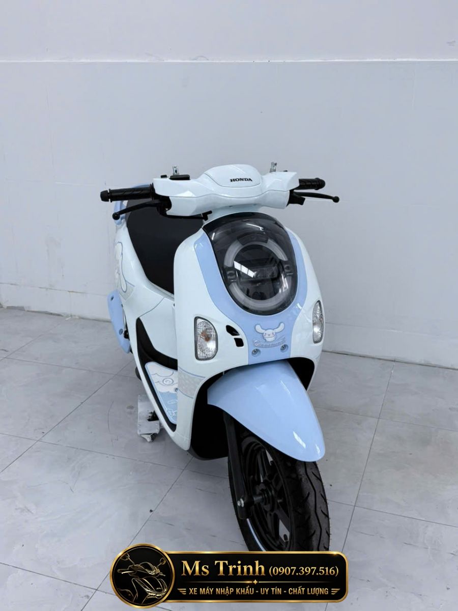 Honda Scoopy Cinnamoroll 2026 Cần Thơ nhìn ngang với dáng xe nhỏ gọn