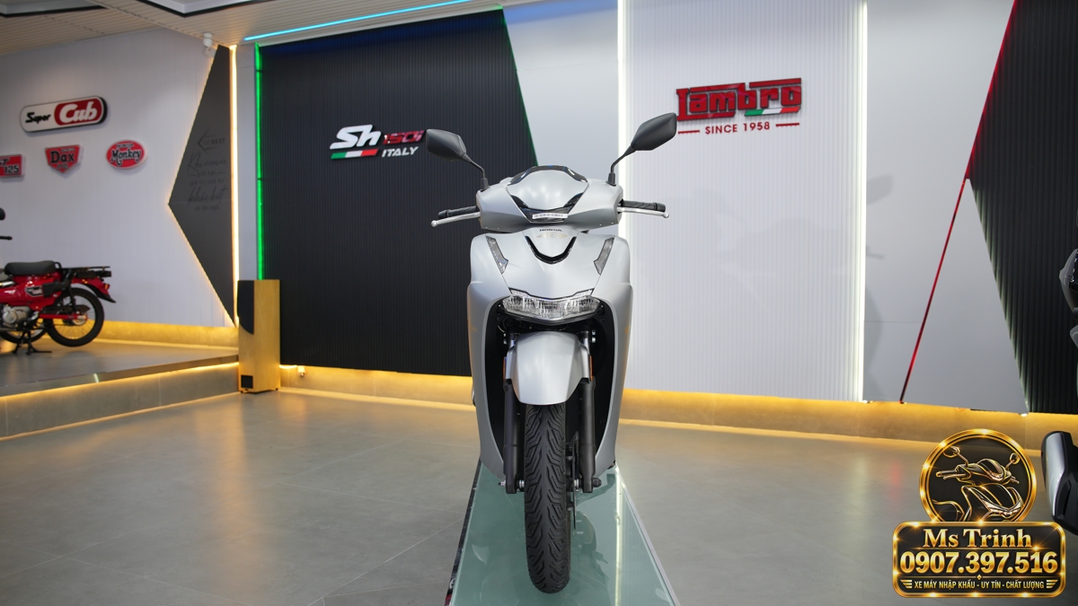 Honda SH150i Ý xám bạc 2027 nhìn thẳng phía trước với thân xe cao và bánh trước lớn