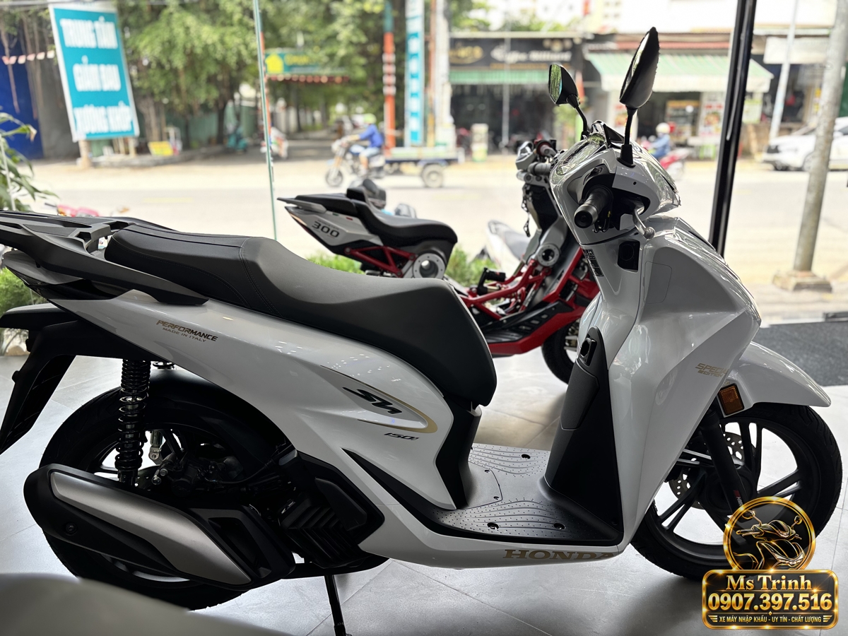 Toàn cảnh SH150i Ý 2027 màu trắng nhập khẩu với dàn áo sáng, yên đen và kiểu dáng thanh lịch