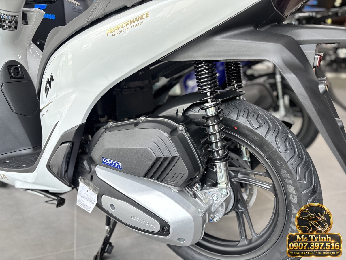Honda SH150 màu trắng nhập Ý 2027 trong bộ ảnh chi tiết xe tại cửa hàng
