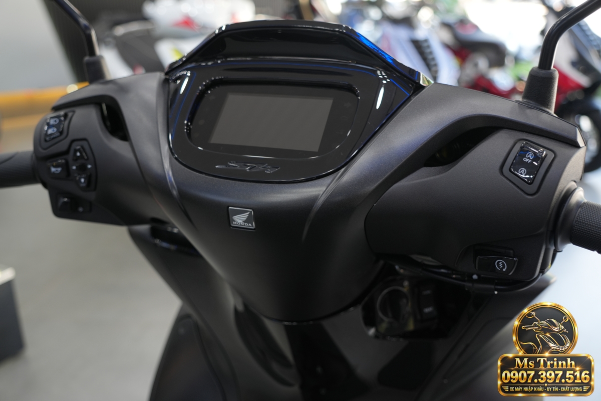 Đồng hồ và khu vực tay lái trên SH150i Ý đen nhám 2027 Đồng hồ và khu vực tay lái của Honda SH150i Ý đen nhám 2027 trong bộ ảnh xe thực tế