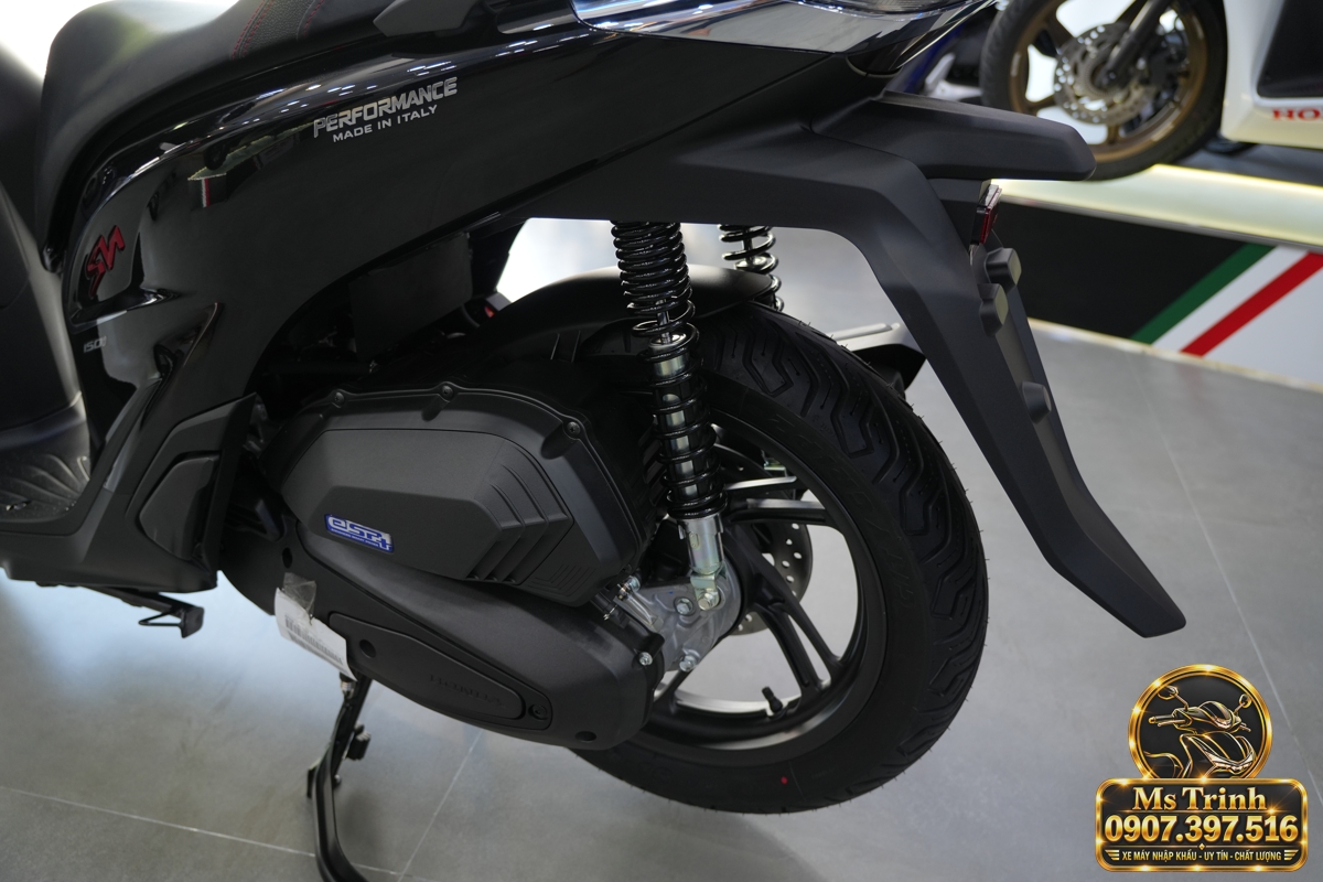 Cụm động cơ và truyền động trên SH150i Ý đen nhám 2027 Cụm động cơ và truyền động của Honda SH150i Ý đen nhám 2027 trong bộ ảnh xe thực tế