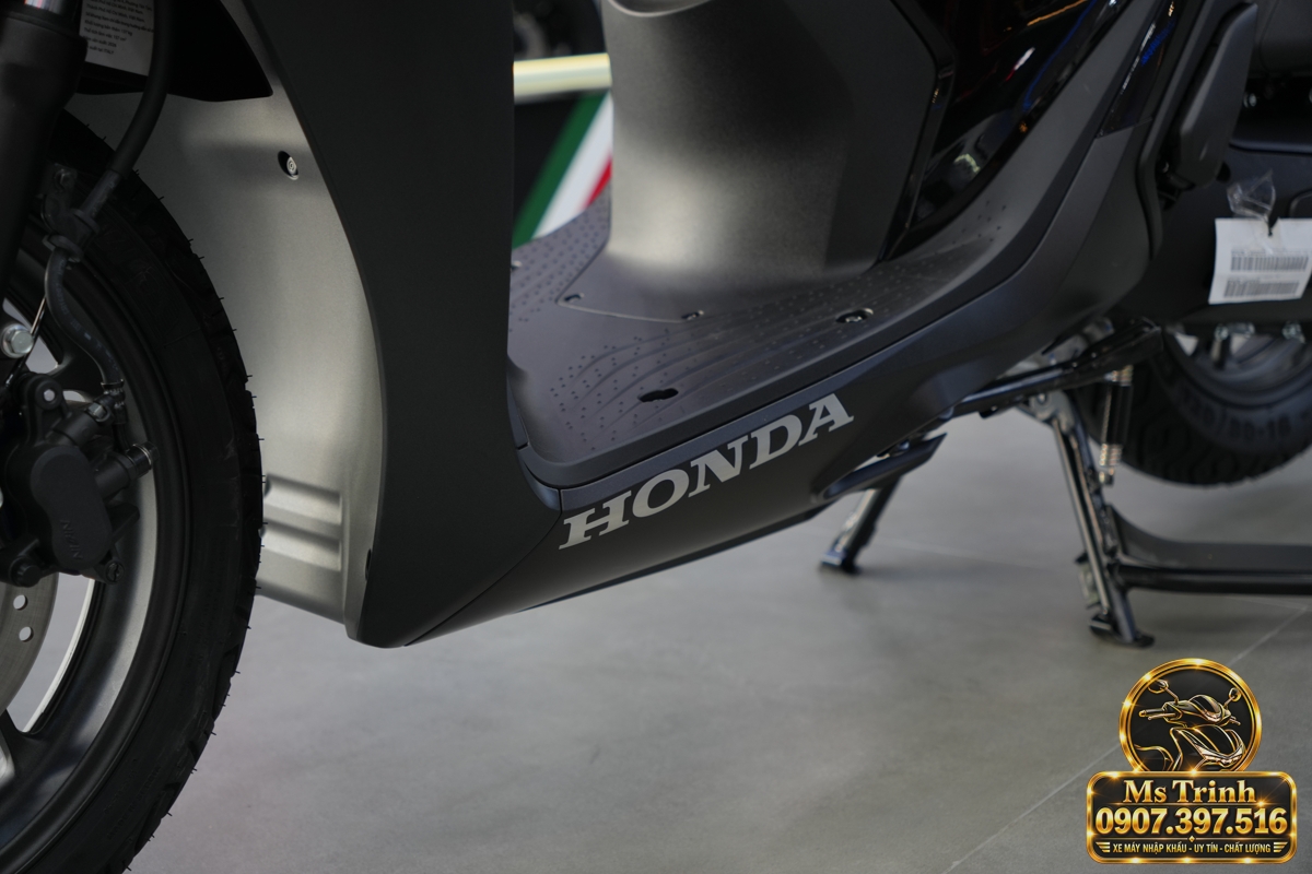 Không gian đặt chân trên SH150i Ý đen nhám 2027 Không gian đặt chân của Honda SH150i Ý đen nhám 2027 trong bộ ảnh xe thực tế