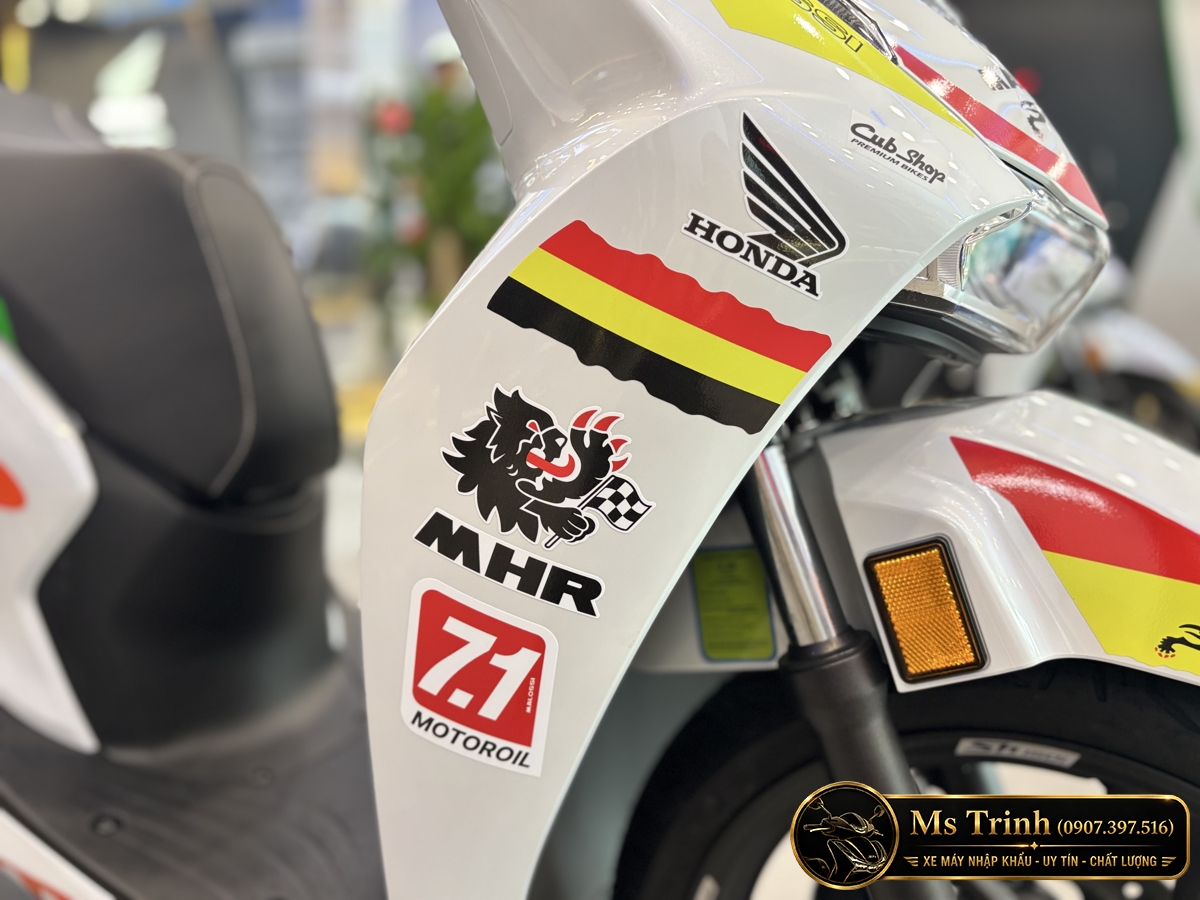 Chi tiết tem Honda, MHR và MotorOil trên ốp trước Honda SH150 Ý custom Malossi
