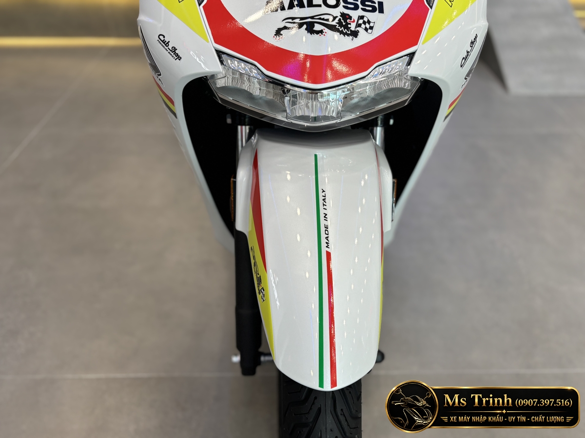 Dè trước Honda SH150 Malossi với dải màu cờ Ý và dòng chữ Made in Italy