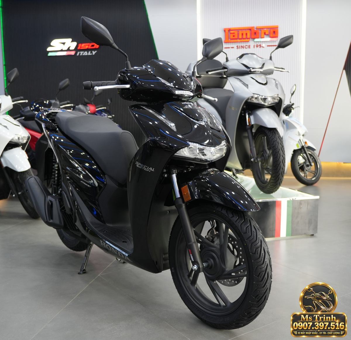 Tổng thể Honda SH150i Ý đen bóng model 2027 với dàn áo phản chiếu ánh sáng showroom.