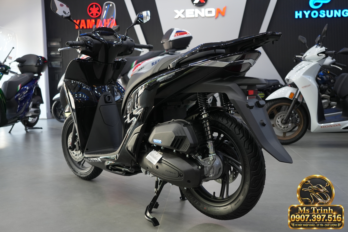 Các chi tiết khu vực phía trước Honda SH150i Ý đen bóng phục vụ thao tác sử dụng hằng ngày.